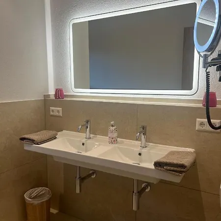 Ferienwohnung, 2 Zimmer, 4 Bis 6 Personen, 67 Qm, Mit Grossem Balkon, Entlang Am Fluss, An Der Aach, Am Bodensee, Nah Am Naturschutzgebiet * ジンゲン