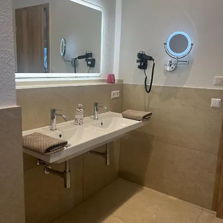 Ferienwohnung, 2 Zimmer, 4 Bis 6 Personen, 67 Qm, Mit Grossem Balkon, Entlang Am Fluss, An Der Aach, Am Bodensee, Nah Am Naturschutzgebiet דירה