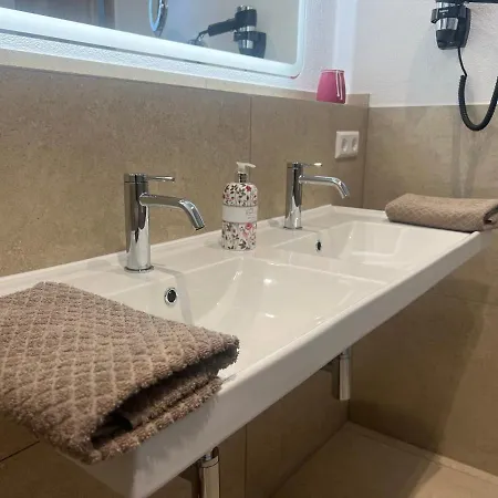 Ferienwohnung, 2 Zimmer, 4 Bis 6 Personen, 67 Qm, Mit Grossem Balkon, Entlang Am Fluss, An Der Aach, Am Bodensee, Nah Am Naturschutzgebiet アパート ジンゲン