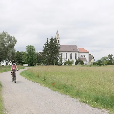Ferienwohnung, 2 Zimmer, 4 Bis 6 Personen, 67 Qm, Mit Grossem Balkon, Entlang Am Fluss, An Der Aach, Am Bodensee, Nah Am Naturschutzgebiet * Singen